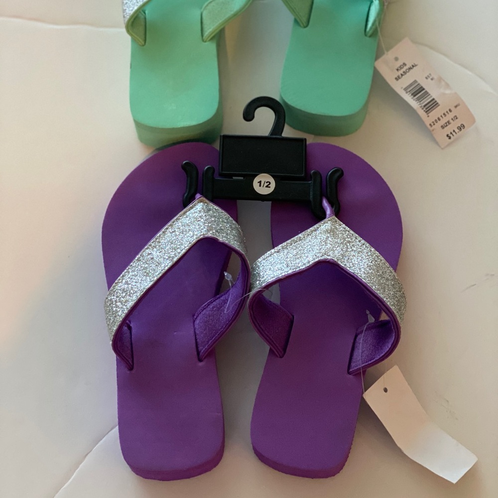 2 pairs of size 1/2 flip flops - Picture 3 of 6